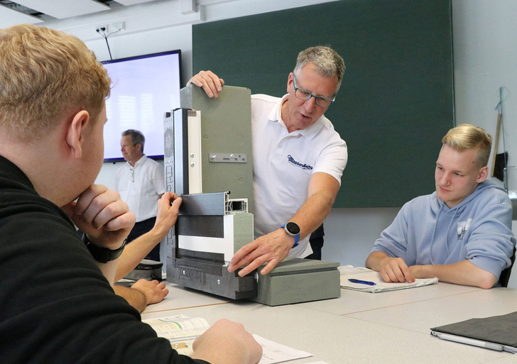 Wie funktioniert die Vorwandmontage? Bei der Übergabe des Musterpakets am Pictorius-Berufskolleg erklärte Bernd Schmidt, Anwendungstechniker bei der Meesenburg Großhandel KG, den Auszubildenden die Befestigung eines Fensters in der Dämmebene. - © Tischler NRW
