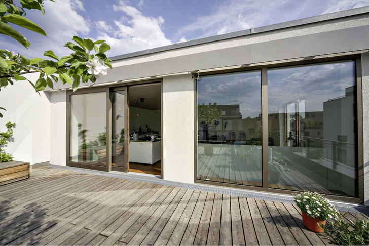 Mit einer Vielzahl an verfügbaren Holzarten und Farbkombinationen unterstützt Niveau die harmonische ­Anpassung an die Gebäudearchitektur.