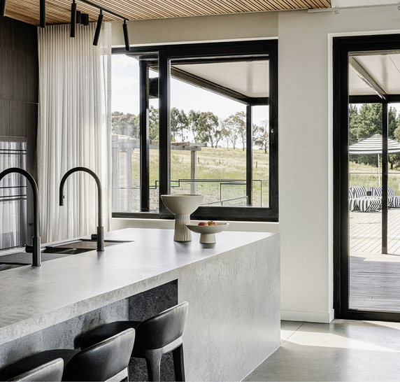 smart-slide neo kann nicht nur als Tür, sondern auch als Schiebefenster gebaut ­werden. Beispielsweise in der Küche. - © Foto: aluplast
