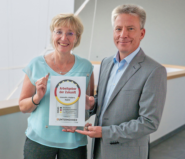 Digitalisierung und Nachhaltigkeit sind wichtige Kriterien bei der Entscheidung für eine neue Stelle. Elke und Andreas Hartleif freuen sich, dass VEKA in diesem Bereich als „Arbeitgeber der Zukunft“ ausgezeichnet wurde.