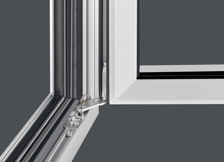 Ab sofort für 170 kg Flügelgewicht: Die Bandseite ALU axxent PLUS von Siegenia ermöglicht die Realisierung großzügiger Glasflächen mit hohem Lichteinfall und schmalen Profilansichten.