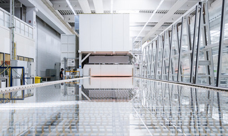 Nach Auskunft der Entwickler ermöglicht das patentierte Herstellungsverfahren von sedak tempered+ gehärtete Gläser ohne  mit dem Auge sichtbare Anisotropien.