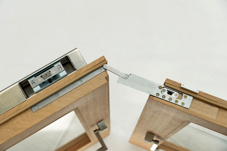 Das glatte Erscheinungsbild der Oberflächen aus Metall oder Holz bleibt erhalten und die besondere Funktionsweise des Auslösehebels verhindert Beschädigungen am Türflügel.