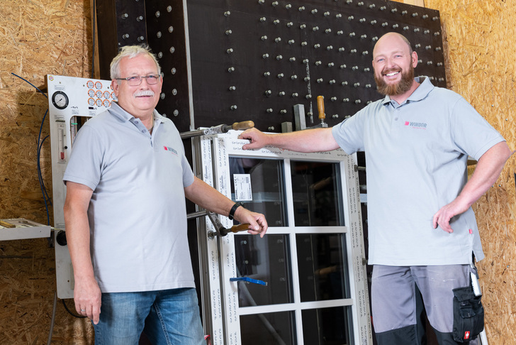 Beim RAL-Gütezeichen wird Fenster-Qualität genauen Kontrollen unterzogen, hier am Prüfstand des Unternehmens WINDOR, durch die Fachleute Robert Speiser (re.) und Lothar Röhreich (li.).
