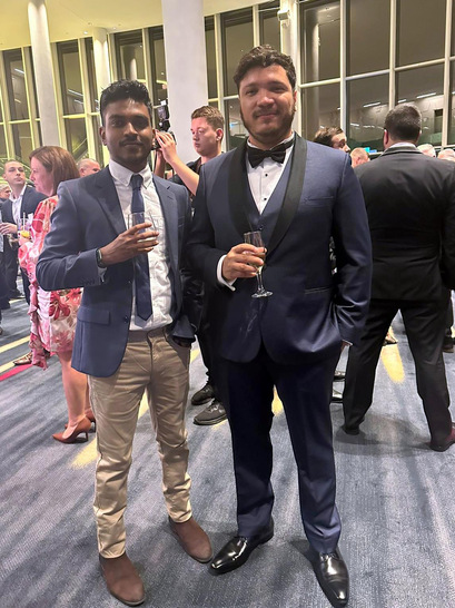 Es gibt etwas zu feiern: Vibhath Senanayake (Techniker bei Klaes) und Rafael Nacimento auf der Abendveranstaltung der AusFenEx2023. - © Klaes

