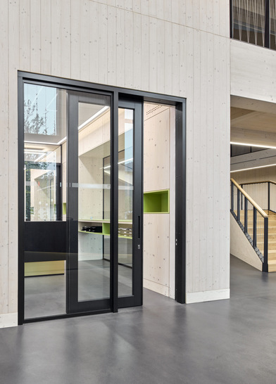 Diese Schiebetüren  ermöglichen es, Geräusche abzuschirmen und im Winter vor Zugluft zu schützen. 