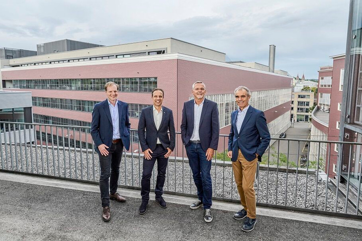 Verwaltungsgebäude «Superblock» in Winterthur mit Vertretern von Geilinger und Schweizer - © Ernst Schweizer AG
