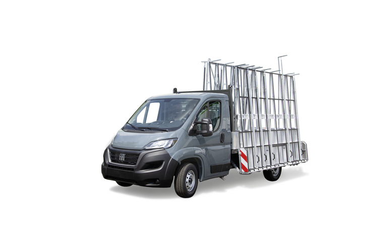  Die aktuelle Liefersituation bei den klassischen Transportern hat zu einer höheren Nachfrage bei den ­Pritschenfahrzeugen geführt. Ausgestattet mit einem Seitenreff und einer Branchenpritsche sind ­zahleiche Ladeposition bei hoher Nutzlast möglich.