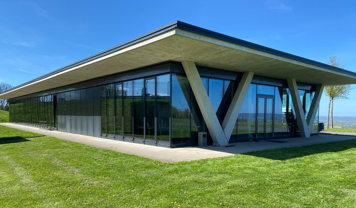 Bei dem Verwaltungsgebäude der Teststrecke „Bilster Berg“ wurden die bestehenden Fassadengläser jetzt durch das „Stopray Ultraselect 60/27“ Sonnenschutzglas  von AGC Interpane ersetzt.