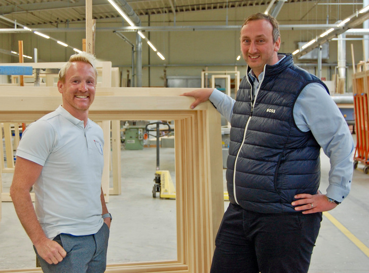 Stephan Gerwens (r.), Geschäftsführer bei Terhalle, gemeinsam mit Thomas Verhoeven , Geschäftsführer Regel-air in den Produktionshallen des Fenster- und Türenbauers. - © Regel-air
