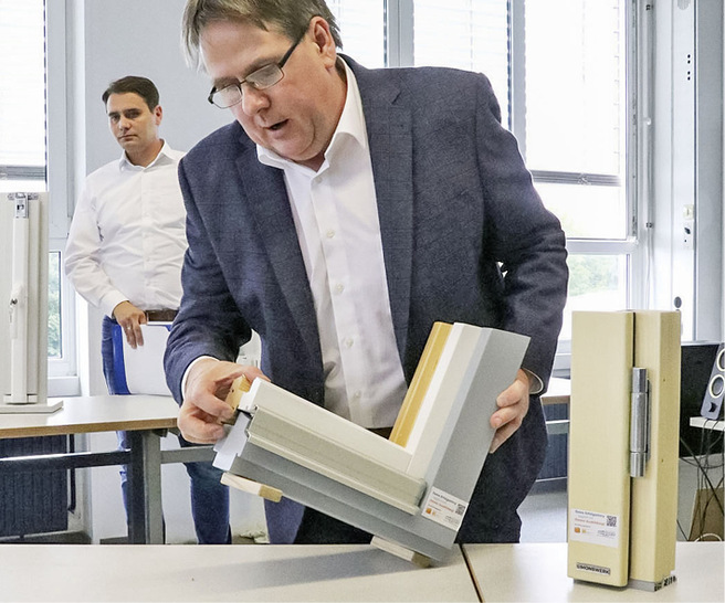 Bernd Feldmann, Produktionsleiter bei Wigger ­Fenster + Fassaden in Rosendahl, erläuterte die Besonder­heiten eines Holzfensters. - © Foto: Tischler NRW
