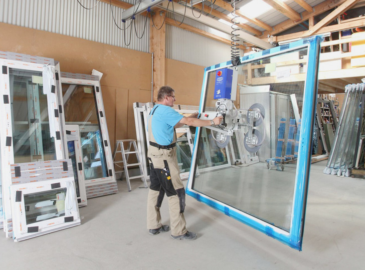 Der VacuMaster Window Comfort erleichtert auch die Handhabung von schweren und groß­formatigen Fensterelementen.