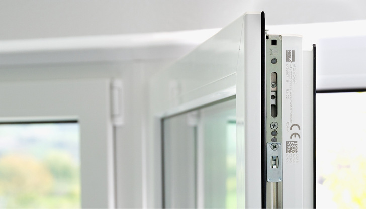 Die Nutzungen von Lasermarkierungen für Fenster- und Türenprofile sind vielfältig und reichen ﻿vom ­Auslösen von Produktionsschritten, über das Aufrufen gespeicherter Informationen bis zu hinterlegten Einbauhinweisen.