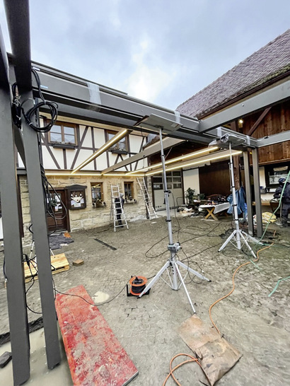 Ein Hublifter ist meist zu wenig, wenn es um die ­Montage von Lamellendächern, Pergolen etc. geht, und eine ausreichende Standsicherheit zu erreichen.