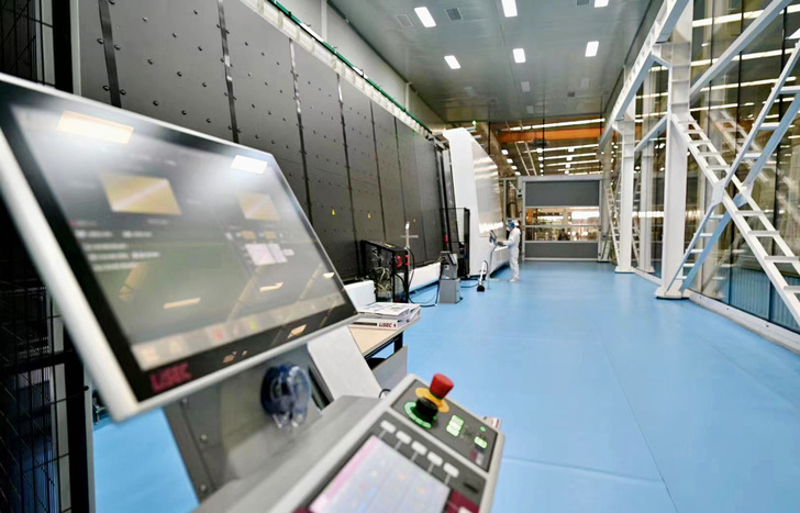 Bis zu 18m lange Isolier­gläser werden bei North Glass auf der Lisec Isolierglas-Linie ­gefertigt.