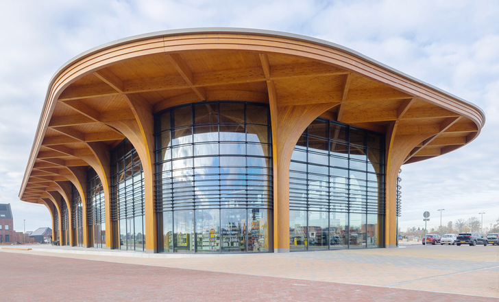 Entsprechend der Spezifikationen für den SuperHub lieferte vandaglas die 3-fach-Gläser TriplePerform XTR70/33 für die geraden Abschnitte und die 2-fach-Einheiten IsoPerform XTR70/33 für die gebogenen Fassadenelemente. 