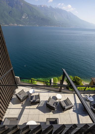 Um der dreieckigen Form der ­Terrasse ­gerecht zu werden, wurden die KE-­Strukturen mit Überhang und leicht ­versetzt angeordnet, eine gestalterische Raffinesse, die das Objekt mit Seeblick aufwertet.