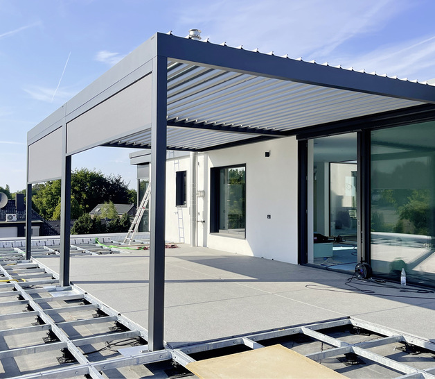 Die fertige Anlagenhöhe richtete sich nach der Schiebetüranlage und hat eine Durchgangshöhe von 3 m. So entsteht ein luftiges Raumgefühl unter dem Lamellendach.