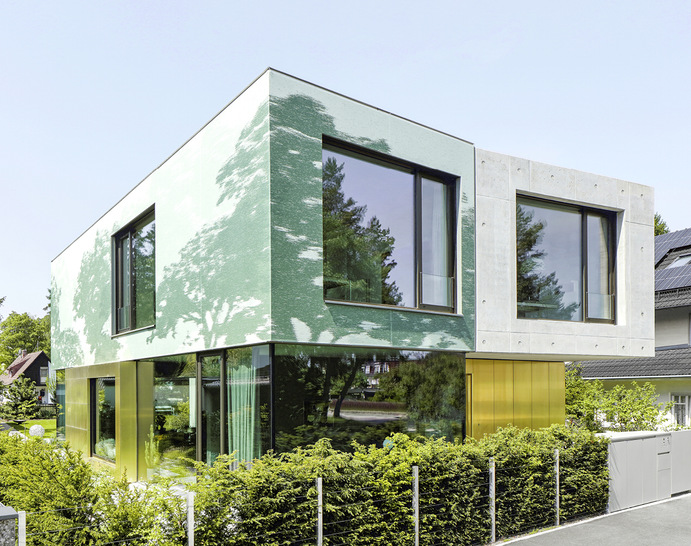 Den Baukörper gliederte der Architekt in einen „schweren“ Teil mit Dämmbeton und in einen „leichten“ mit Glas-Textil-Fassade.