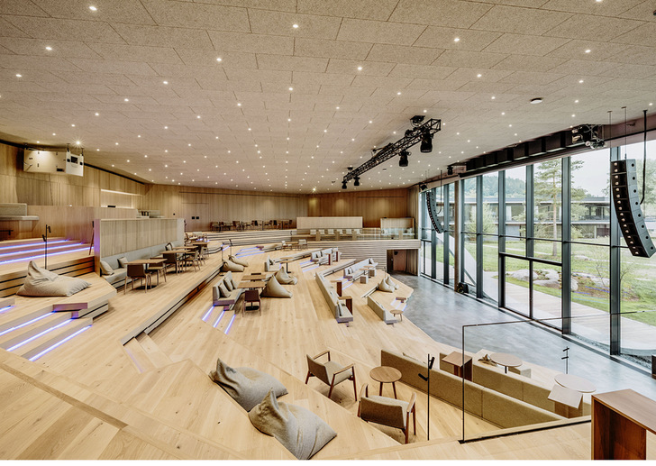 Die Themengebiete wie Seminar, Hotel, Gastronomie, Office, Auditorium und ­Experience Zone sind unter einem Dach zu vereint und dennoch räumlich getrennt.