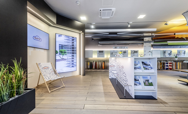 Der neue digitale Schauraum verändert das Kauf­erlebnis und bietet zahlreiche interaktive Funktionen. Er unterstützt die Endkunden bei der Entscheidungs­findung und bietet den Fachhändlern eine neue Verkaufs­möglichkeit.