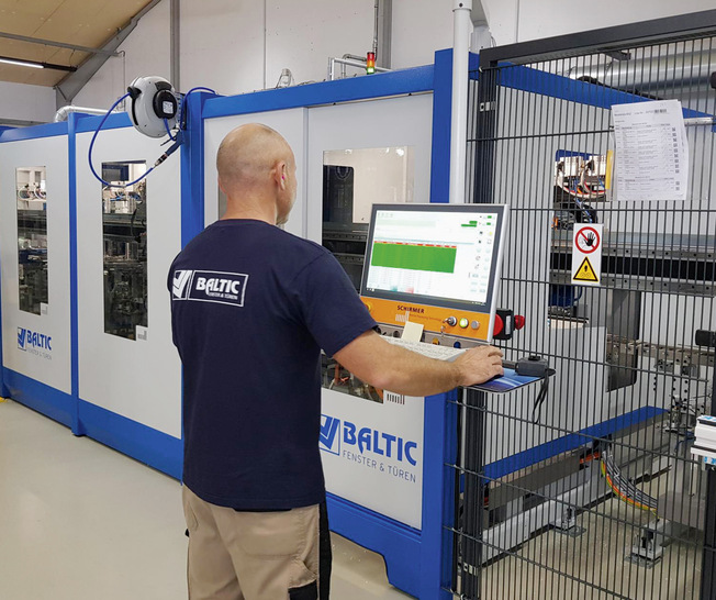 Einen Wertezuwachs verbucht die Baltic Fenster GmbH, Langenhorn, nachdem sie ein neues BAZ in Betrieb genommen hat. Die exakt auf die Baltic-Produktkonfiguration abgestimmte Anlage kommt von der Schirmer Maschinen GmbH, Verl.