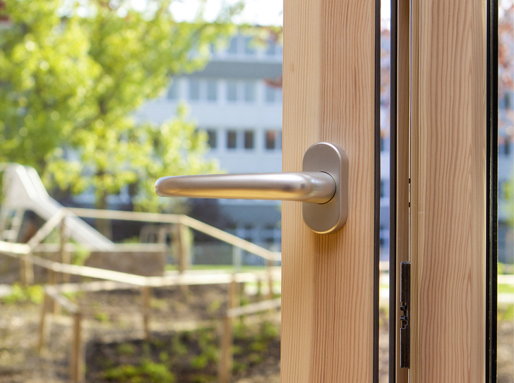 Mit Remmers wird es möglich, Holzfenster produzieren zu können, die ohne chemische biozidhaltige ­Imprägnierungen auskommen. - © Foto: Remmers
