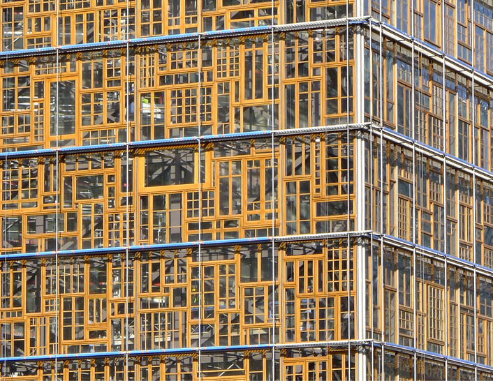 Abbildung 1: ­Wiederverwendete Holzfenster aus ganz Europa dienen als ­Fassade des ­Gebäudes des Rats der Europäischen Union in ­Brüssel. - © Foto: Samyn and Partners
