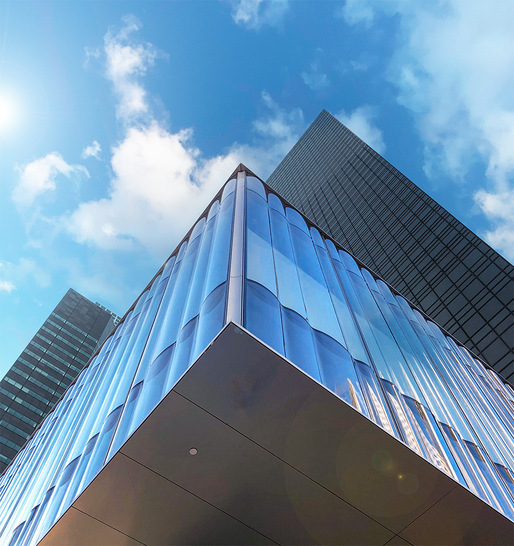 Hier die Ansicht der fertig  montierten Wellenfassade des Flagship Store von Tiffany & Co. in New York.
