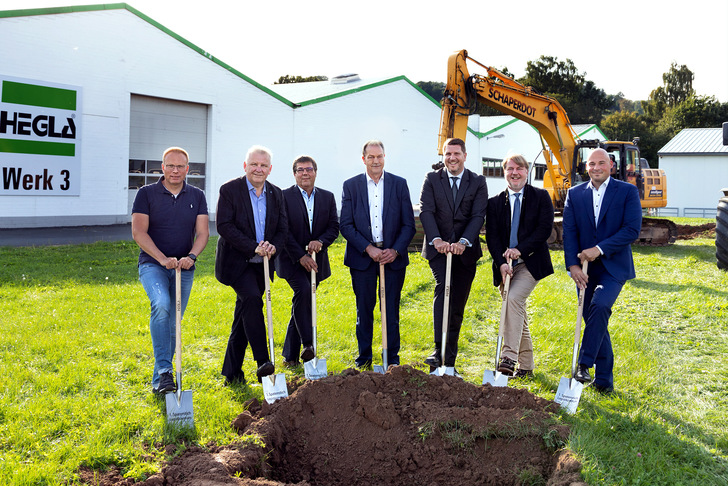 Beim Spatenstich für das Logistikzentrum: (v.l.): P. Riepe, Architekt, Dr. H. Ostendarp (CTIO Hegla), St. Reuter (CTO Hegla), B. Hötger (CEO Hegla-Gruppe), J. H. Hesselbach (LEWAG Holding AG), J. C. Hesselbach (LEWAG Holding AG), P. Herrmann (COO Hegla). 
