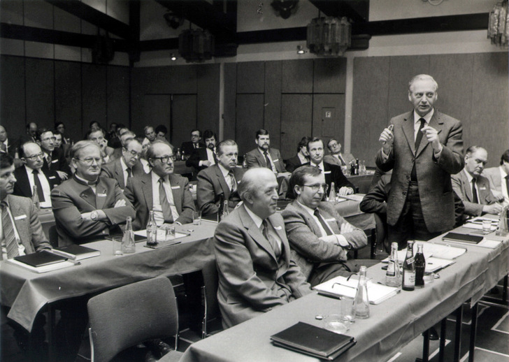 Institutsleiter Professor Erich Seifert begrüßt die Gäste im Jahr 1973 zur jährlich stattfindenden Mitgliederversammlung sowie der anschließenden Technischen Vortragsveranstaltung, dem Ursprung der späteren Rosenheimer Fenstertage - © ift Rosenheim
