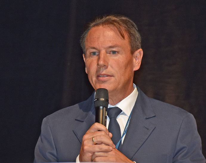 Präsident des Finstral-Verwaltungsrat: Joachim Oberrauch, Sohn des Finstral-Gründers Hans Oberrauch in der Podiumsdiskussion auf den Rosenheimer Fenstertagen.