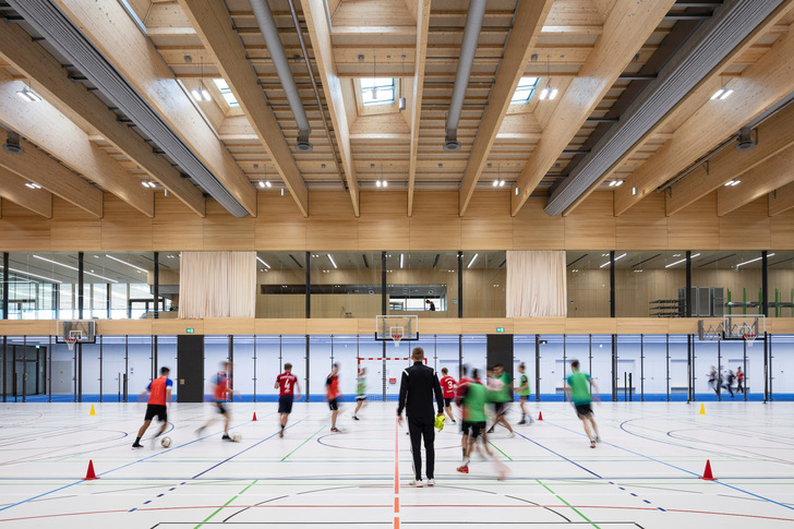 Die Dachverglasung von Okalux sorgt für großzügige, freundliche und angenehm helle Innenräume.