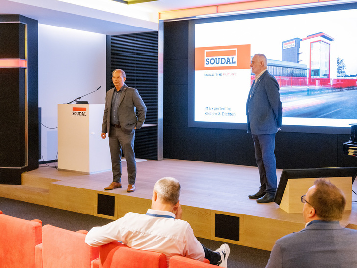 Harald Lüdtke, Geschäftsführer Soudal Deutschland, und Wolfgang Jehl, Produktmanager im ift Rosenheim, begrüßten die rund 40 anwesenden Fenstermonteure, Industriepartner und Vertreter der Fensterindustrie am Hauptsitz in Turnhout (Belgien) zum ift-Expertentag.