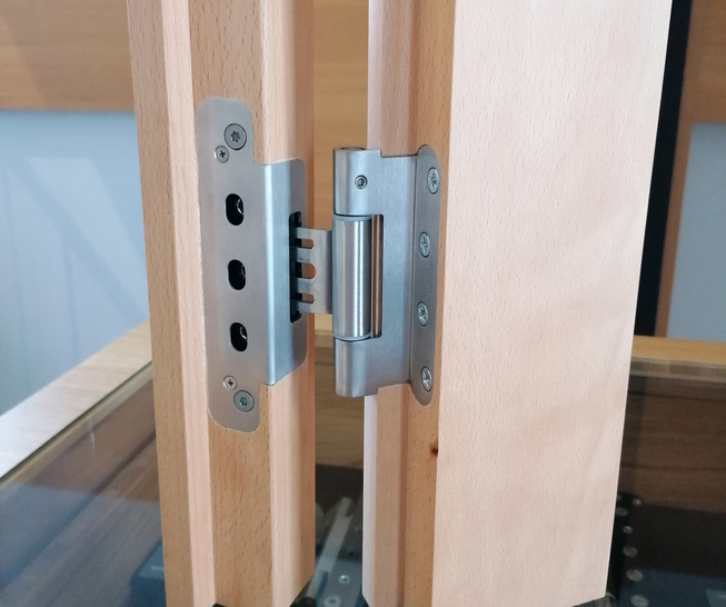 Basys konzipierte „Combica STV Inclino 3-D“ für alle Bänder mit einem handelsüblichen, aus dem Stahlzargenbereich bekannten Mittelteil. Daher zeigt sich die neue Bandaufnahme nicht nur kompatibel zu den „2680er Combica“- und „2080er Objecta“-Bandsystemen von Basys. Sie funktioniert auch herstellerunabhängig. 