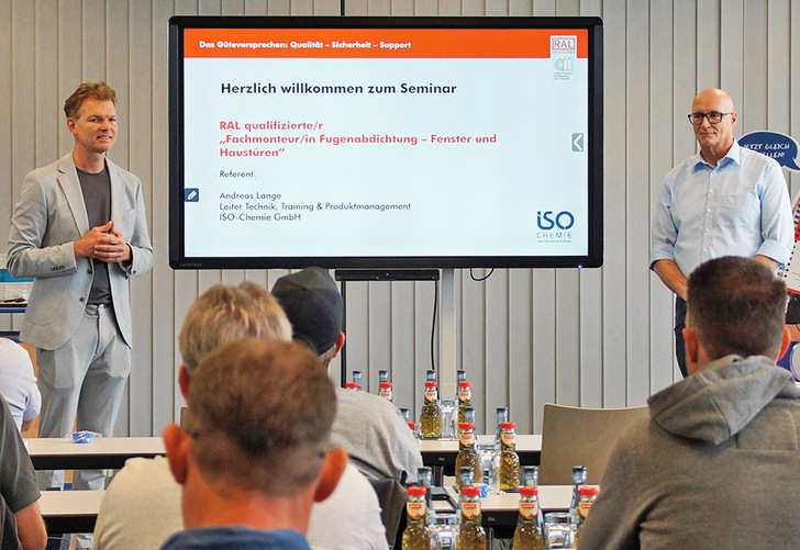 Dr. Martin J. Deiß (l. GF ISO-Chemie und Vorstandsvorsitzender der Gütegemeinschaft Gebäudeabdichtungssysteme e. V.) und Andreas Lange (Leiter Technik, Training & Produktmanagement ISO-Chemie) bei der Teilnehmerbegrüßung.