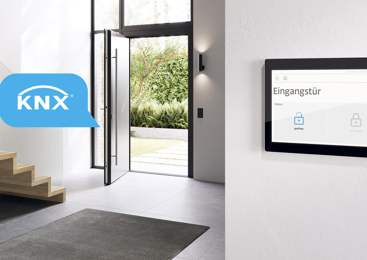 Die vollmotorische Mehrfachverriegelung Genius und der halbautomatische A-Öffner für Automatik-Mehrfachverriegelungen, kombiniert mit dem KNX-Gateway, lassen sich in die KNX-Gebäudeautomation integrieren. - © Siegenia
