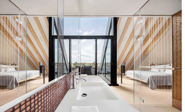 Beim Lanserhof auf Sylt sorgen die verbauten Sonnen­schutz-Isoliergläser, gefertigt von Flachglas Wernberg, für helle und lichtdurchflutete Räum﻿e.