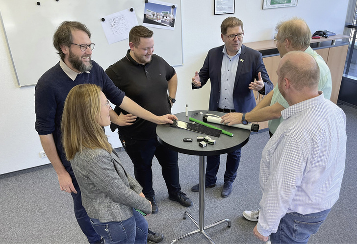 Auf der Zielgeraden zur R+T: Das Selve-Projektteam rund um Geschäftsführer ­Andreas Böck (3. v. r.) rückt die ersten Highlights (sh. Stehtisch) ins Rampenlicht.