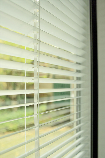 Jalousien-Isoliergläser lassen sich über Smart-Home ansteuern.