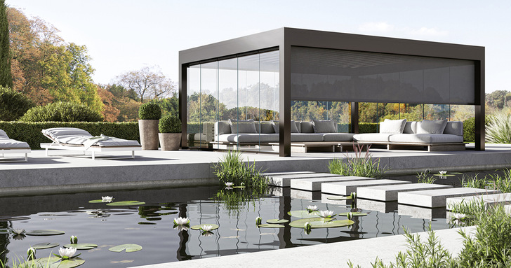 Somnium als Poolhaus mit Ganzglas-Schiebeanlage und Senkrecht-Markisen.