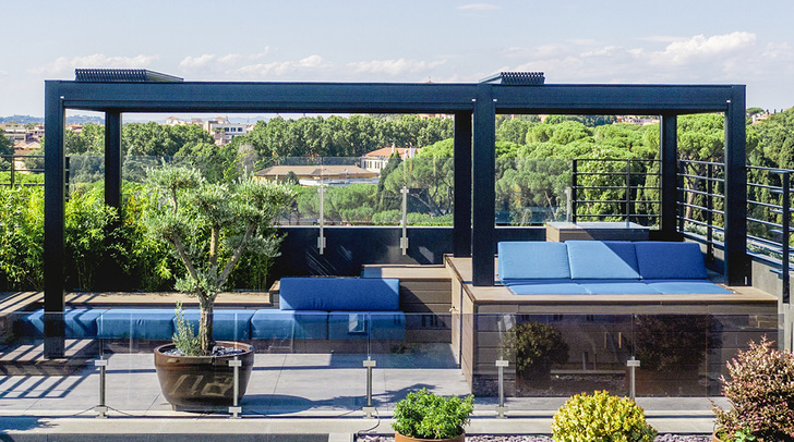 Die Struktur der acht bioklimatischen Pergoladächer von Kedry Skylife wurden in der Farbe Nero RAL 9005 ausgeführt, die perfekt mit der Farbwahl des Projekts harmoniert.