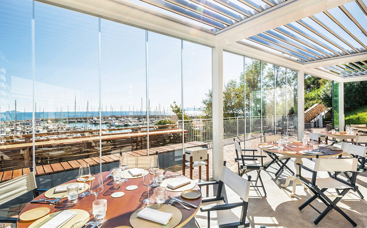 Die innovativen Lösungen des Glisse R für das Blockieren der Glasscheiben und die eleganten Griffe ­garantieren außerdem unter allen Bedingungen für einen einfachen und sicheren Gebrauch.