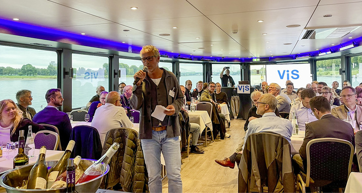 Für den festlichen Teil fuhr die Gesellschaft auf dem Rhein. Der Vorsitzende Ingo Fahl begrüßte die Gäste. 