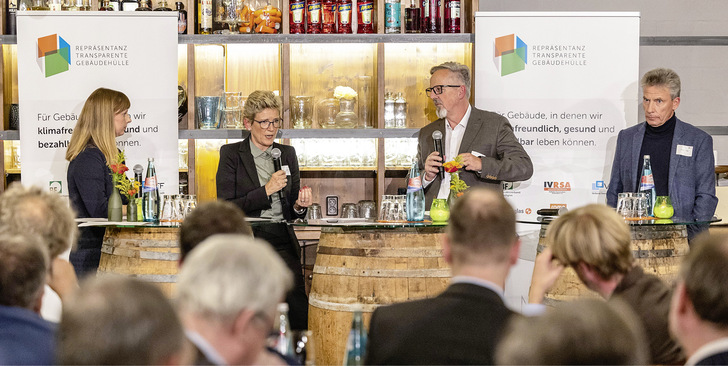 Warema Vorstandsvorsitzende Angelique Renkhoff-Mücke gab vor den Abgeordneten des Deutschen Bundestages sowie Vertretern der beteiligten Branchen ein ein klares Votum pro Sonnenschutz ab.