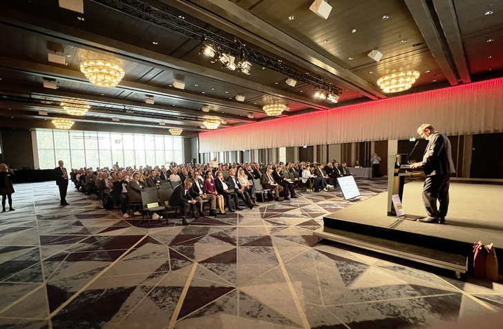 Ca. 380 Teilnehmer folgten der Einladung der Innung Hessen und des Bundesverbandes Rollladen + Sonnenschutz.