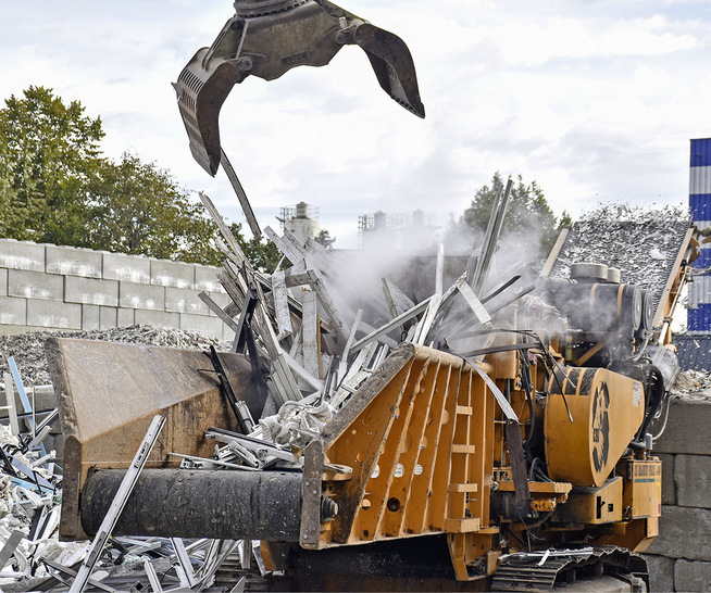 Erster Zerkleinerungsschritt im Recyclingwerk: Die PVC-Rahmen werden klein­geschreddert. - © Foto: Daniel Mund / ​GW
