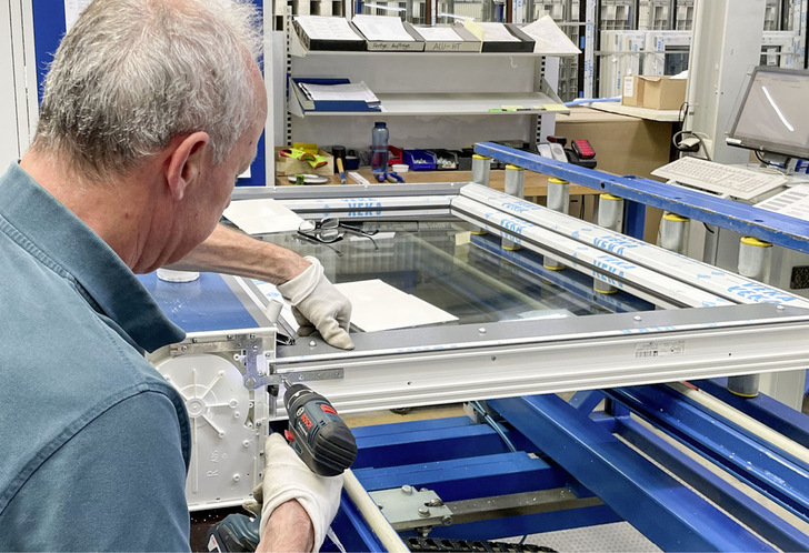 Moderne Fertigung: Dank kontinuierlicher ­Investitionen ist die Fenster­produktion bei ­Weku immer auf dem neuesten Stand. Die aktuelle Maschi­nen­umstellung wurde von Veka ­Technikern eng begleitet.