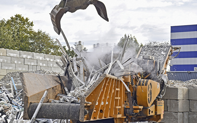 Erster Zerkleinerungsschritt im Recyclingwerk: Die PVC-Rahmen werden kleingeschreddert.