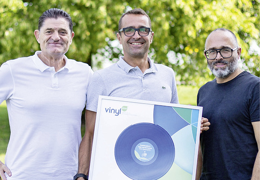 Große Freude über das VinylPlus Product Label für Salamander (v.l.): Wolfgang Sandhaus, Götz Schmiedeknecht, Till  Schmiedeknecht. - © Foto: Salamander Industrie-Produkte GmbH
